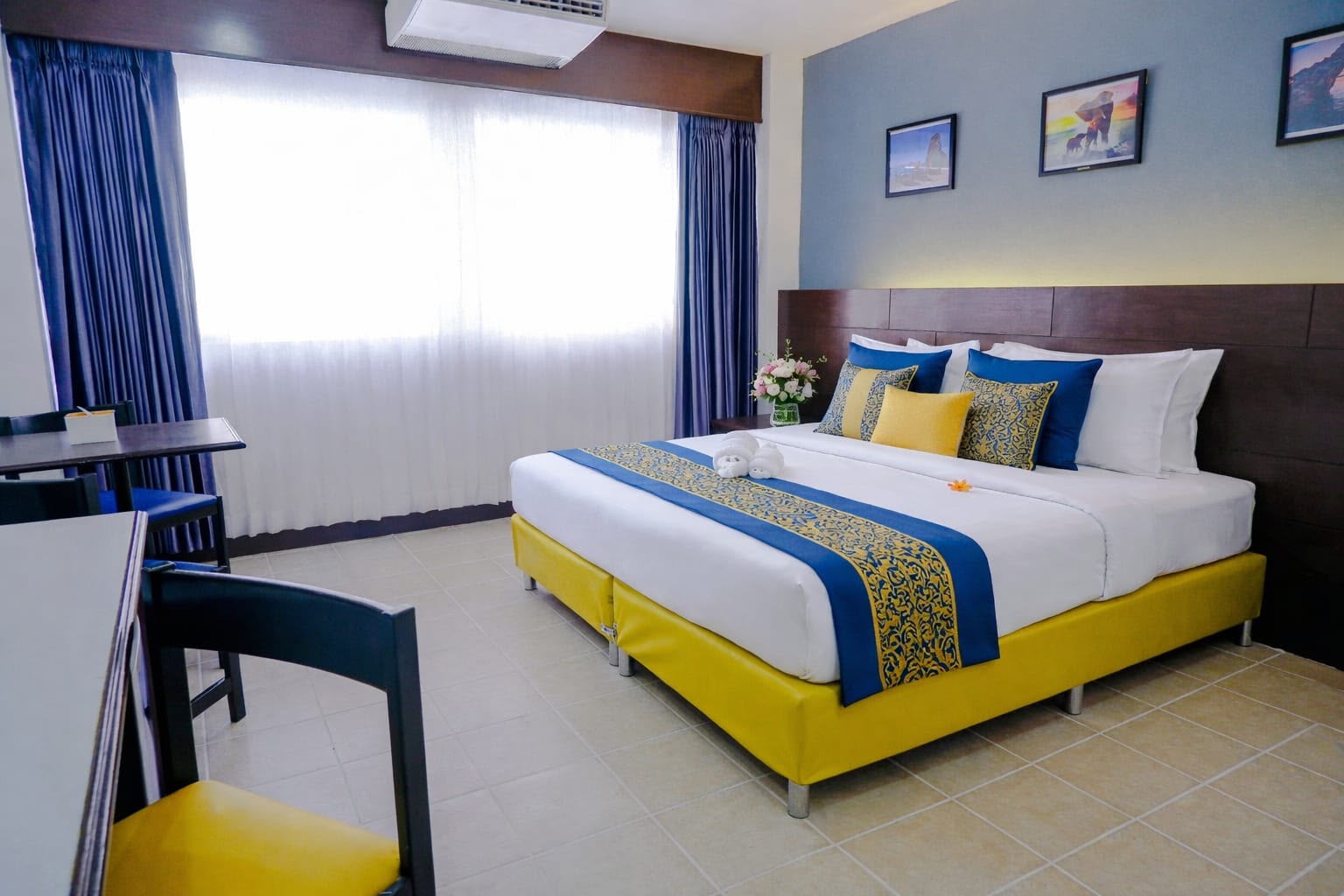 Deluxe room with king-size bed